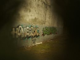 graffiti-kunst-auf-einer-alten-dunklen-wand-rk7pKrGu6RI