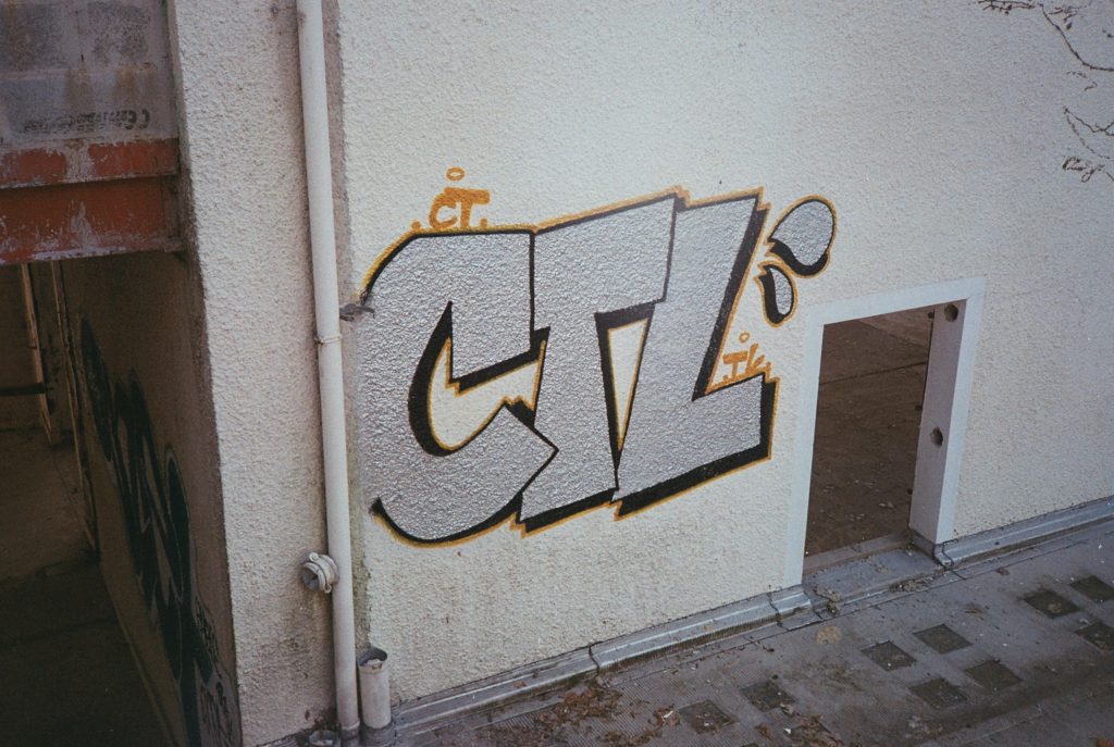 graffiti-an-der-seite-eines-gebaudes-mit-einer-tur-_pTgWwoj24A