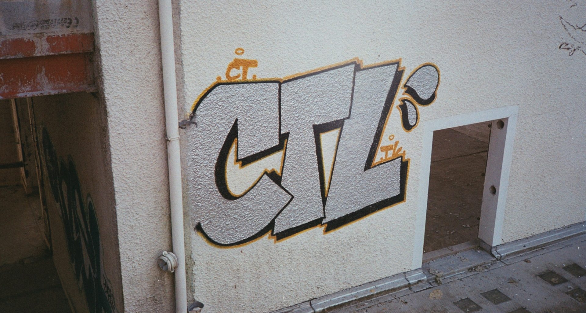 graffiti-an-der-seite-eines-gebaudes-mit-einer-tur-_pTgWwoj24A