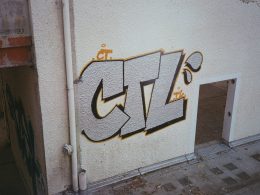 graffiti-an-der-seite-eines-gebaudes-mit-einer-tur-_pTgWwoj24A