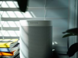 grauer-und-schwarzer-lautsprecher-auf-weissem-tisch-sIl1dlO0OyA