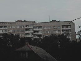 graues-betongebaude-unter-grauem-himmel-POfTyH0D1HU