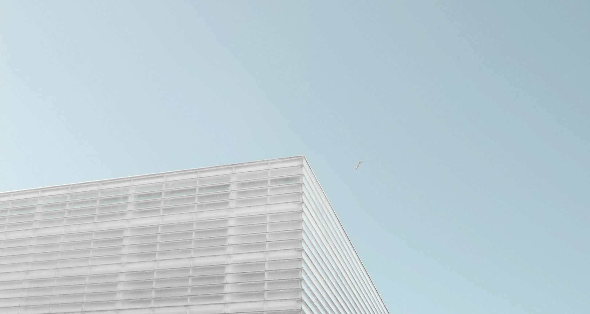 graues-betongebaude-unter-strahlend-blauem-himmel-cqK6Ysfhhb0