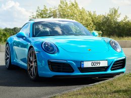 hier-ist-eine-bildunterschrift-fur-das-bild-ein-atemberaubendes-blaues-porsche-auto-CNfXh63PjY0