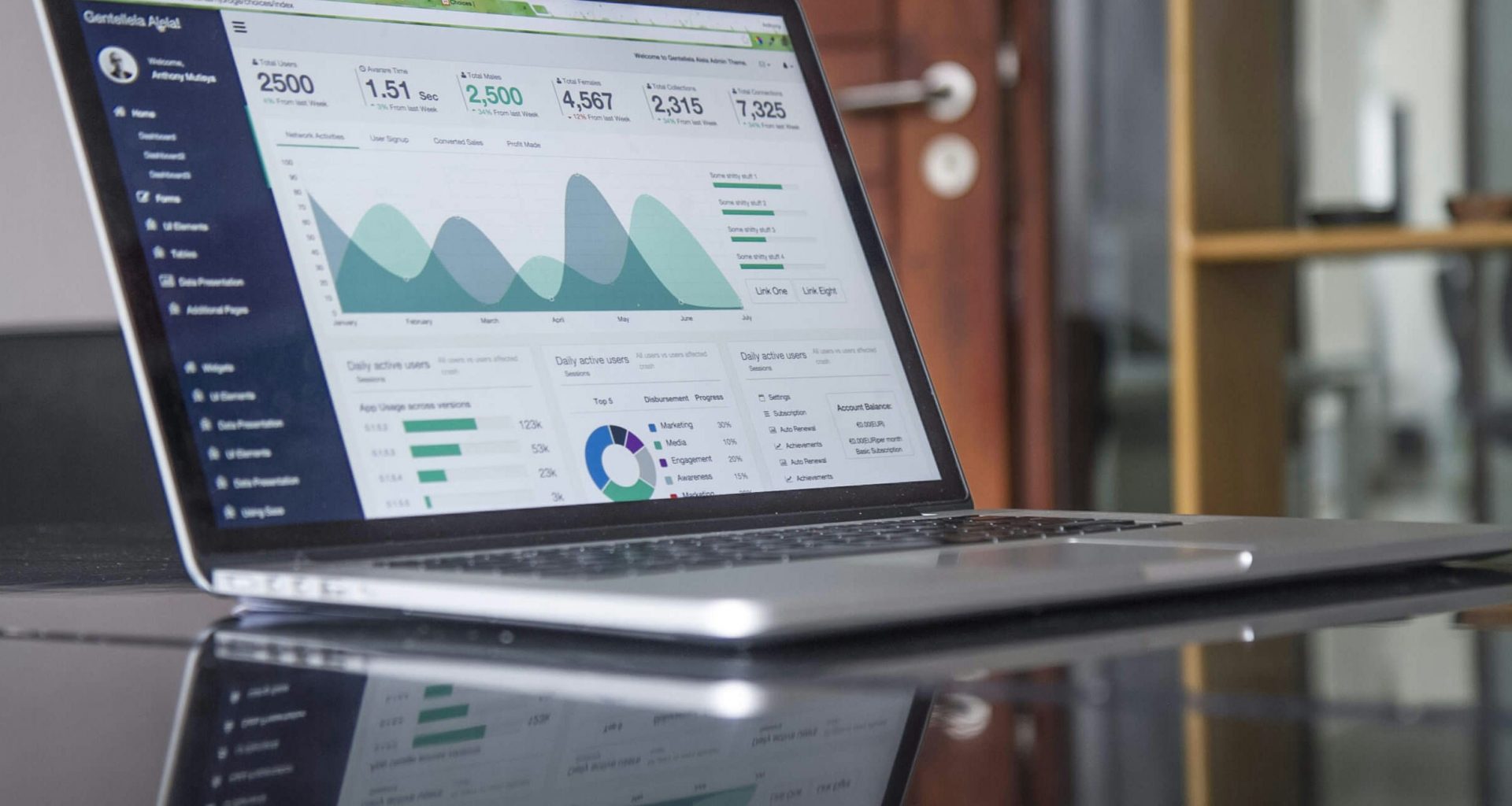 laptop-computer-on-glass-top-table-hpjSkU2UYSU