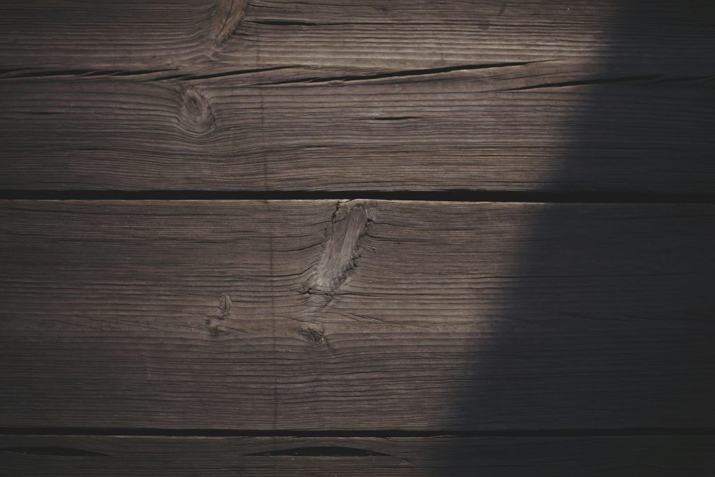 low-light-fotografie-von-braunen-dielen-I5S0ZKTDwgU