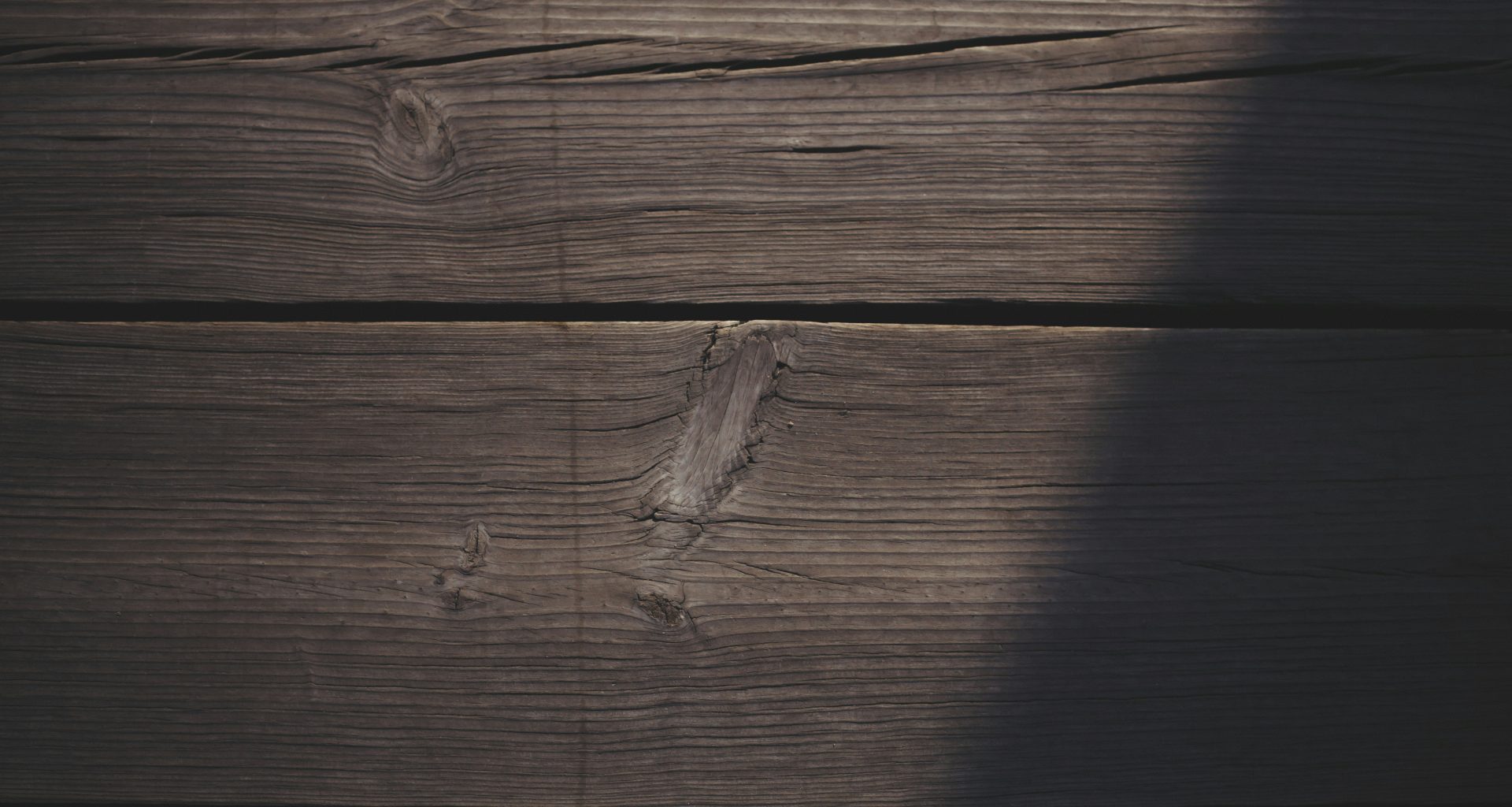 low-light-fotografie-von-braunen-dielen-I5S0ZKTDwgU