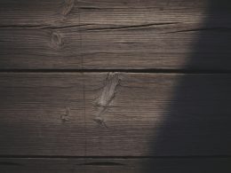 low-light-fotografie-von-braunen-dielen-I5S0ZKTDwgU