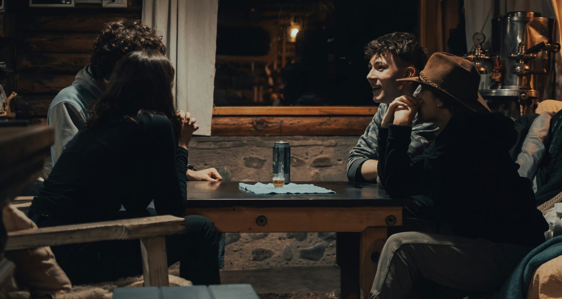 mann-in-schwarzer-jacke-sitzt-auf-braunem-holzstuhl-hA5r1tpREZc