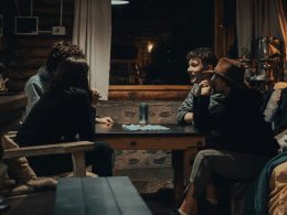 mann-in-schwarzer-jacke-sitzt-auf-braunem-holzstuhl-hA5r1tpREZc