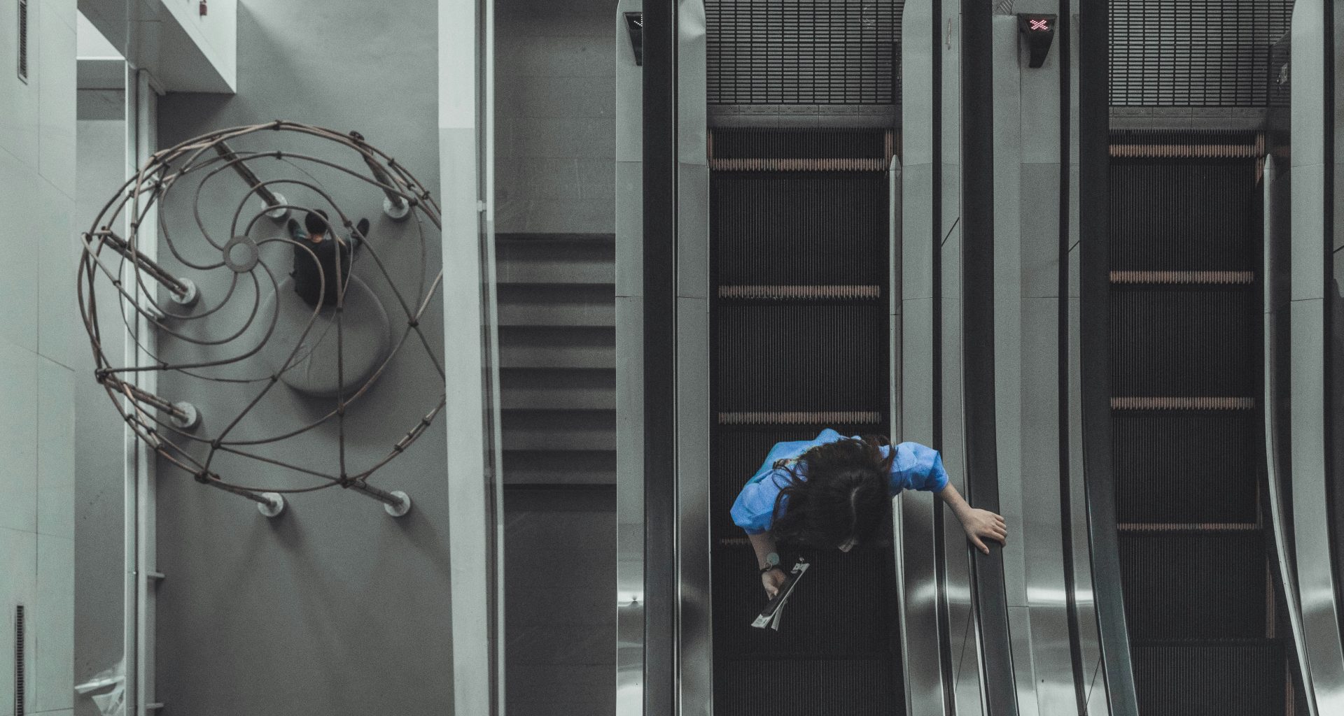 mann-in-blauer-jacke-und-schwarzer-hose-in-der-nahe-einer-grauen-metalltur-jNAA9Lbu_Sk