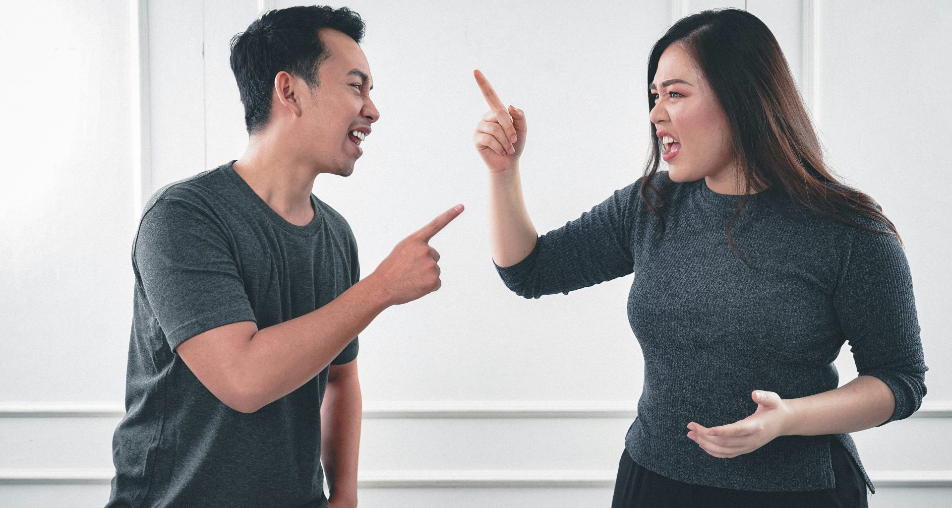 mann-im-grauen-langarmhemd-mit-rundhalsausschnitt-steht-neben-frau-im-schwarzen-hemd-mit-rundhalsausschnitt-mv38TB_Ljj8