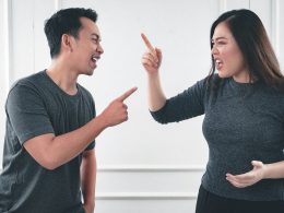 mann-im-grauen-langarmhemd-mit-rundhalsausschnitt-steht-neben-frau-im-schwarzen-hemd-mit-rundhalsausschnitt-mv38TB_Ljj8