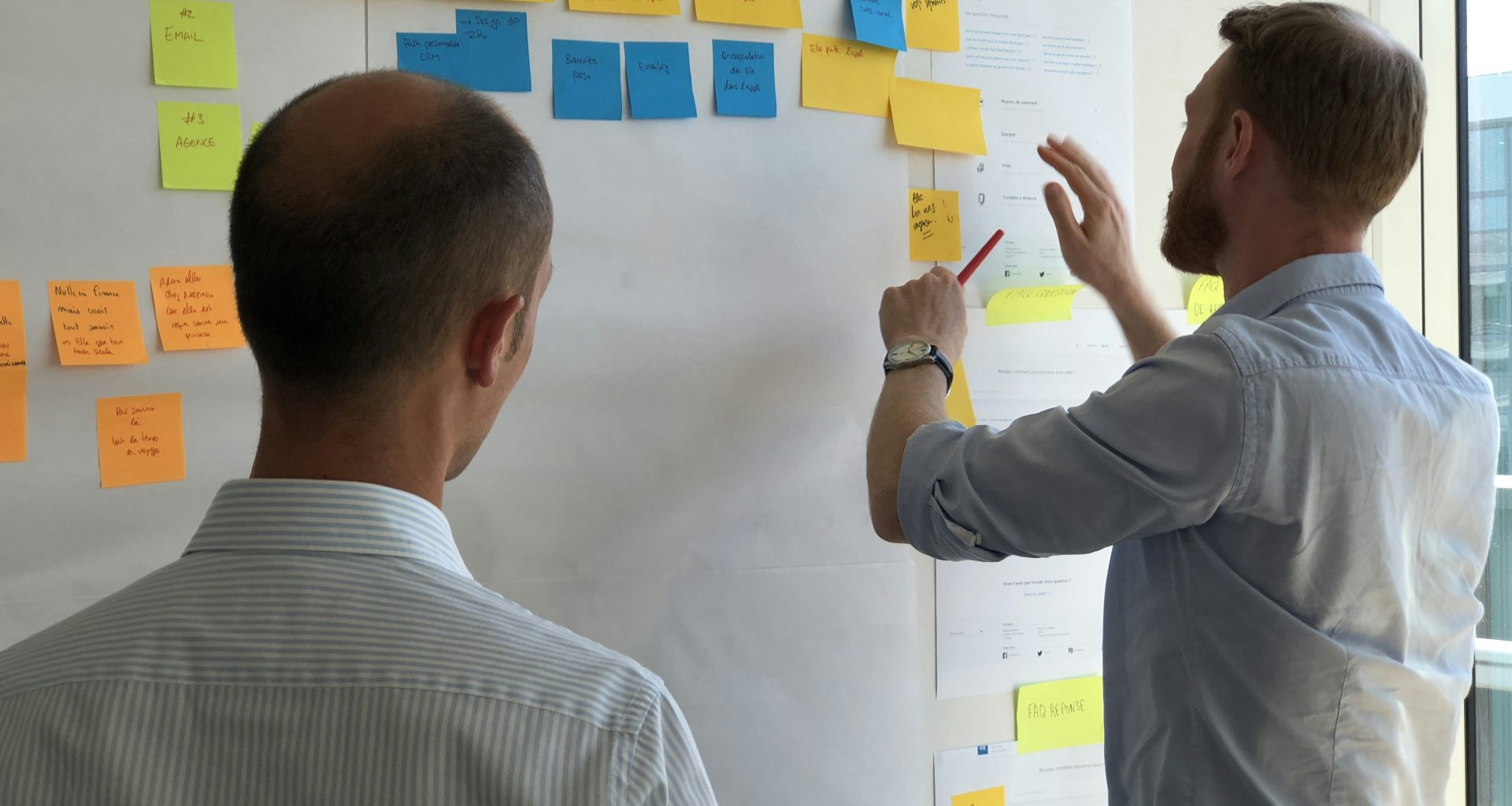 mann-im-grauen-hemd-vor-haftnotizen-UIpFY1Umamw