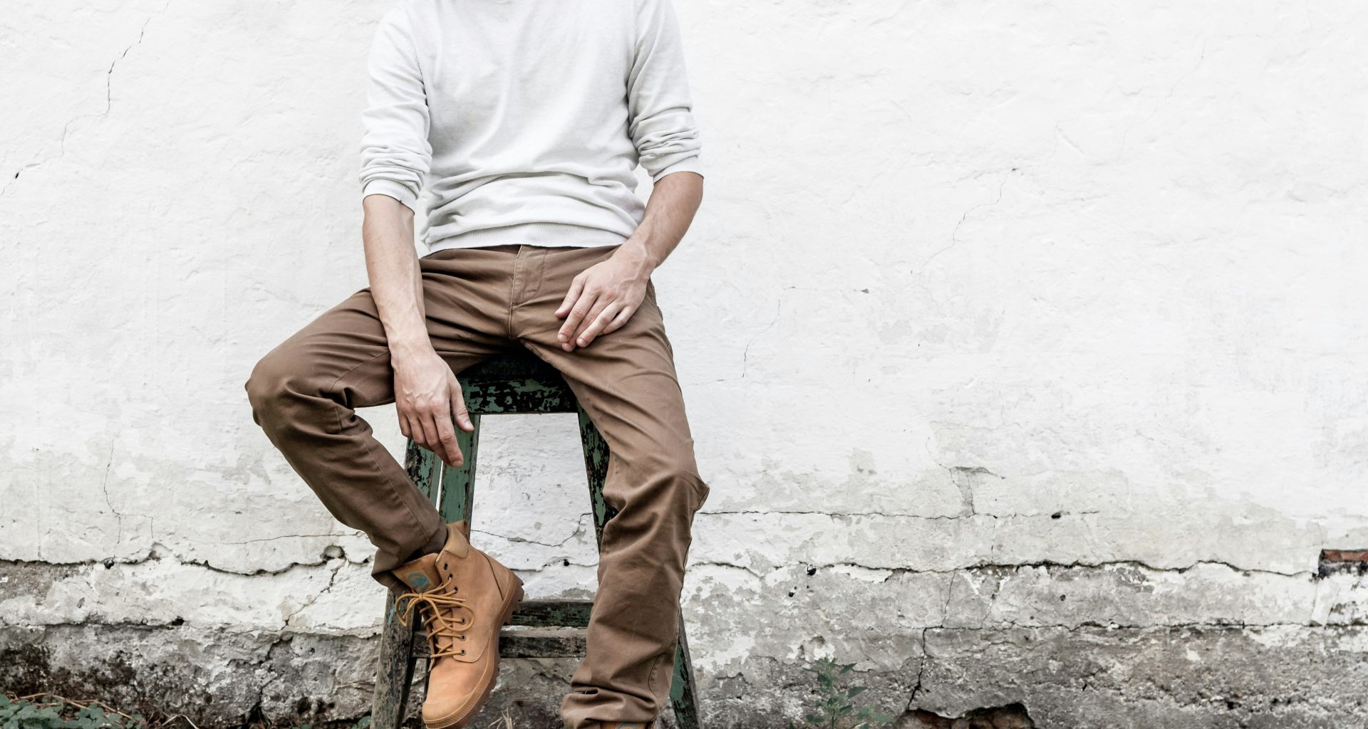 mann-sitzt-auf-hocker-eZ8vOyAoHuw