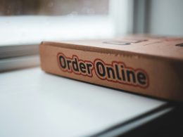 orange-und-weisse-box-auf-weissem-tisch-QYjAd6hdGCk