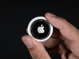 person-mit-schwarz-weissem-rundschmuck-bMSE8HDpwlE