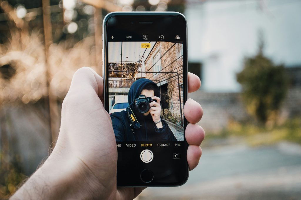 person-mit-schwarzem-iphone-4-vgyOkkrHA54