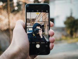 person-mit-schwarzem-iphone-4-vgyOkkrHA54