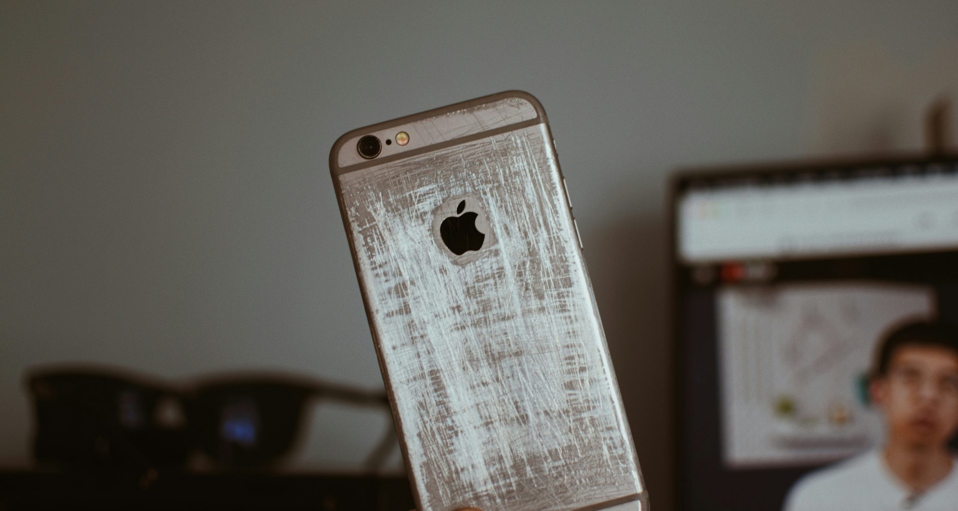 person-mit-silbernem-iphone-6-EikktjgGE3o