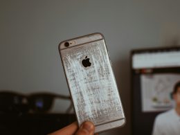 person-mit-silbernem-iphone-6-EikktjgGE3o