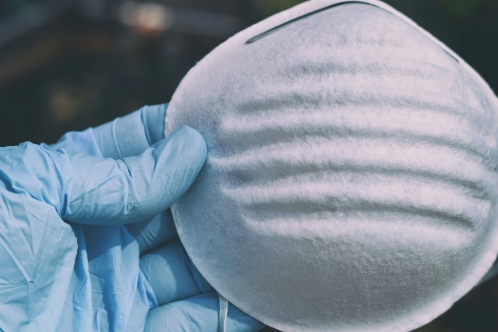 person-in-blauer-jacke-und-grauer-hose-isdOmGsEkr0