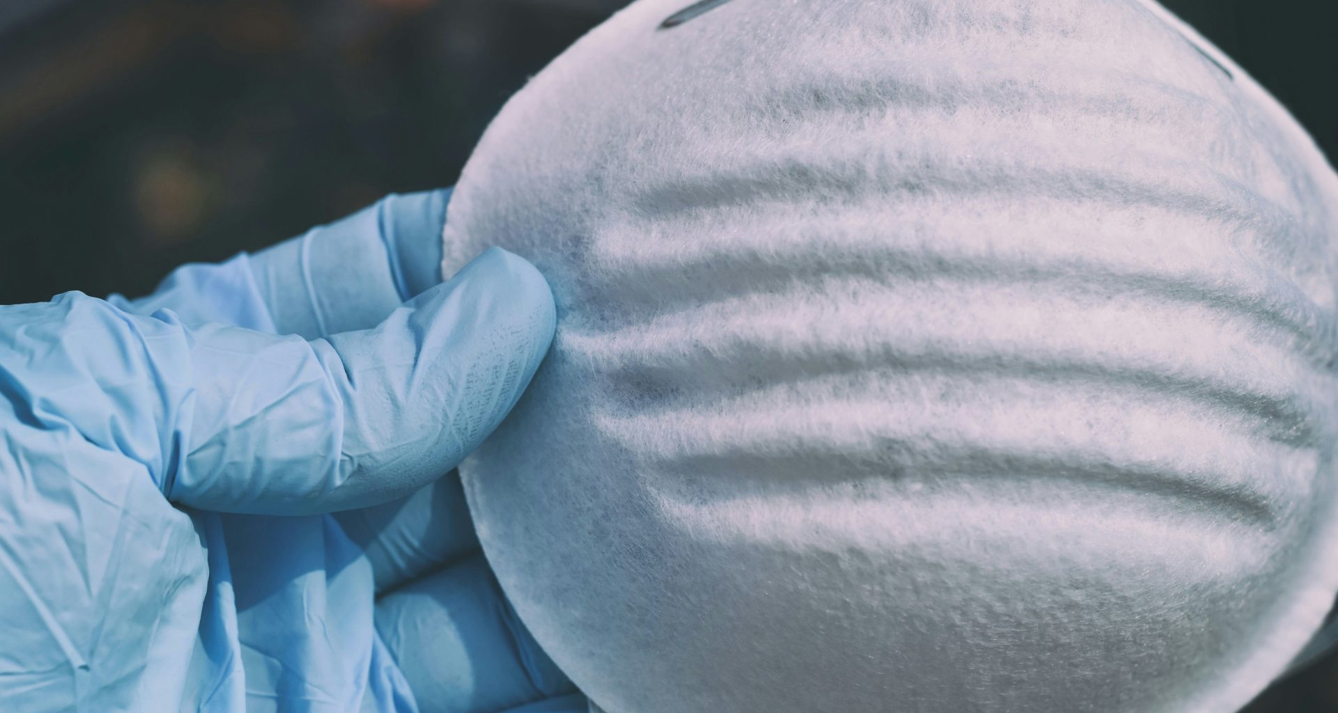 person-in-blauer-jacke-und-grauer-hose-isdOmGsEkr0