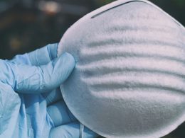 person-in-blauer-jacke-und-grauer-hose-isdOmGsEkr0