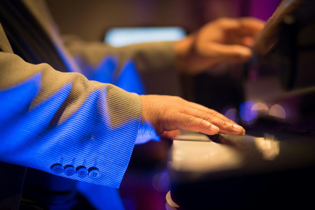 person-im-blauen-langarmhemd-UWbawoytPu0