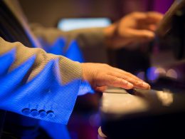 person-im-blauen-langarmhemd-UWbawoytPu0