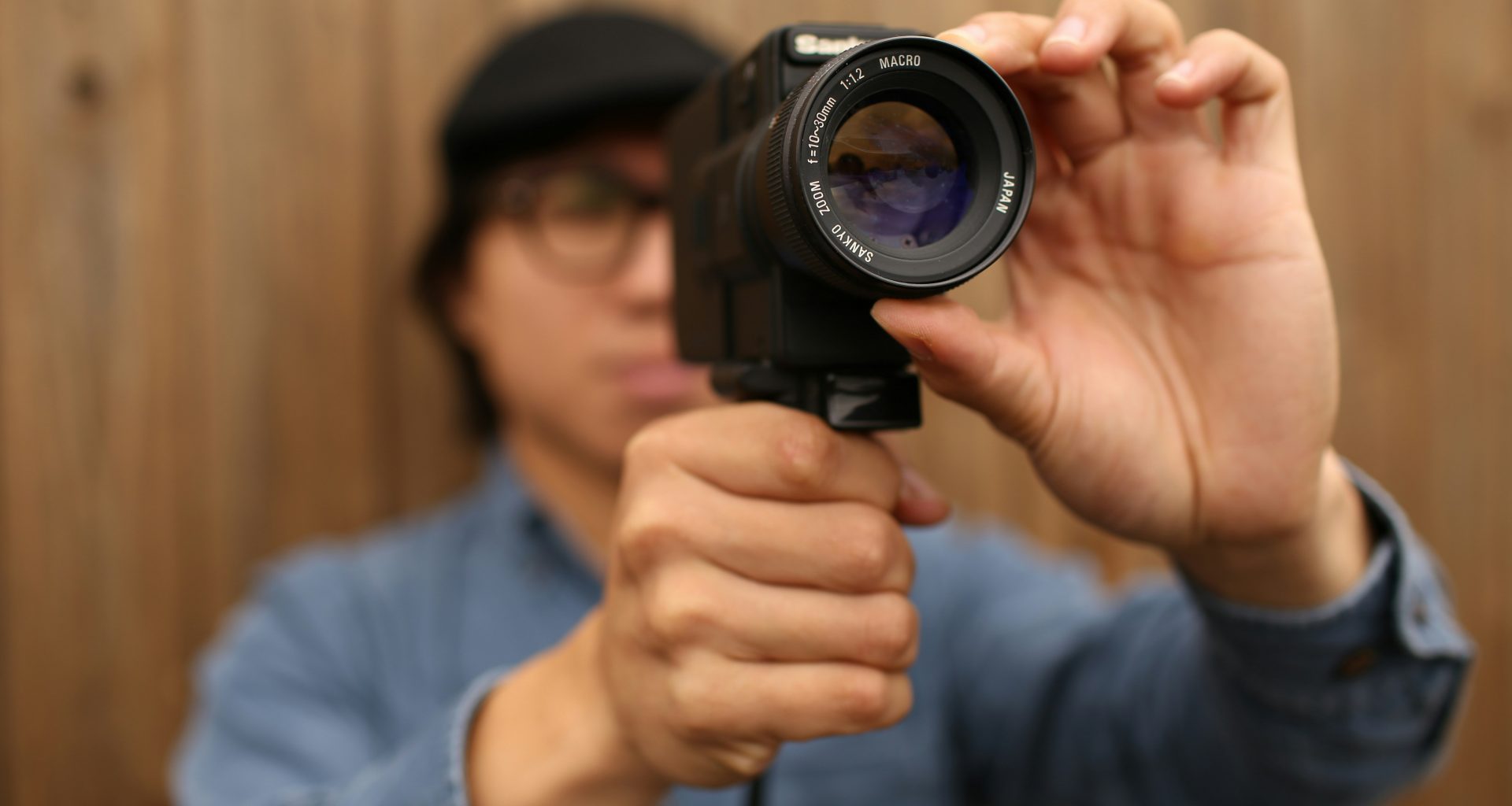 person-mit-kamerapistole-HkDLdUjHeao