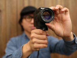 person-mit-kamerapistole-HkDLdUjHeao