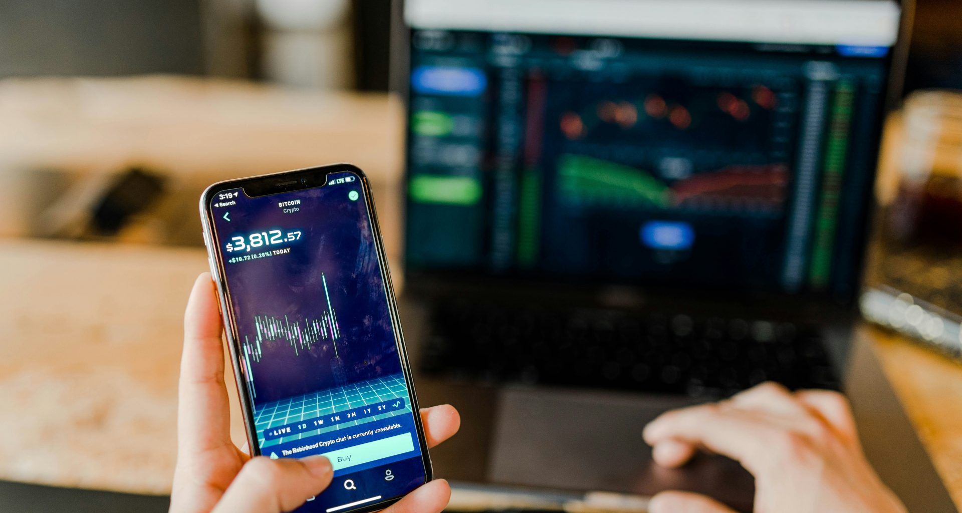 person-die-telefon-und-laptop-benutzt-EMPZ7yRZoGw