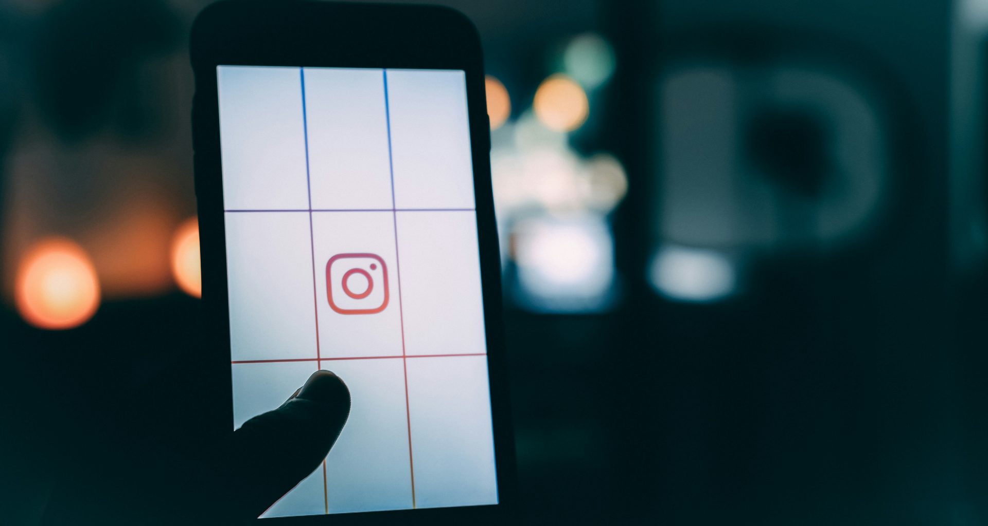 person-die-smartphone-mit-instagram-logo-screengrab-bokeh-fotografie-verwendet-Fs1hfkNOGsQ