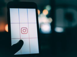 person-die-smartphone-mit-instagram-logo-screengrab-bokeh-fotografie-verwendet-Fs1hfkNOGsQ