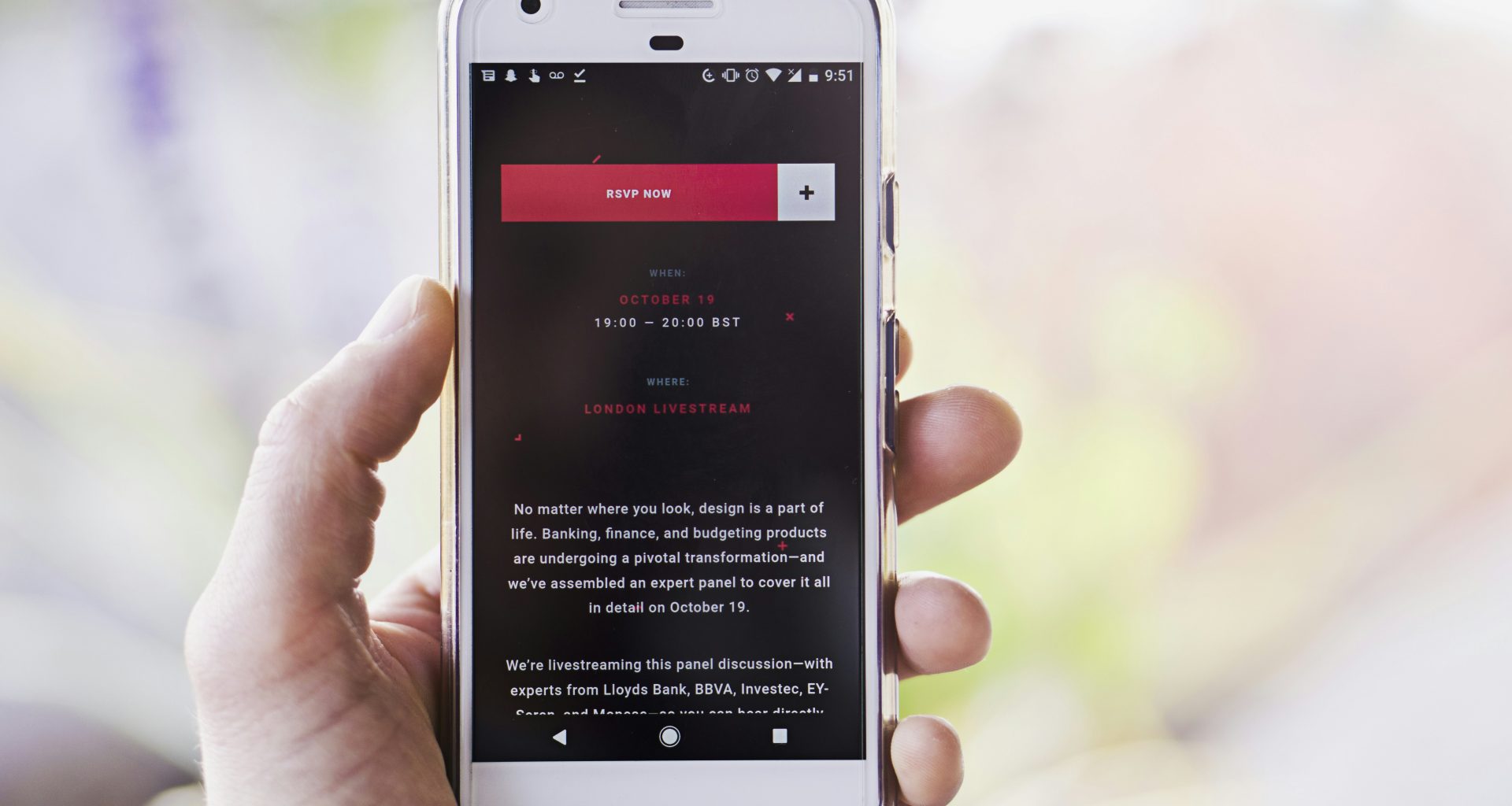 person-mit-weissem-android-smartphone-GIudaMzhA94