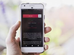 person-mit-weissem-android-smartphone-GIudaMzhA94