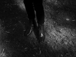 person-in-schwarzen-lederstiefeln-3cBmO4iCTlk