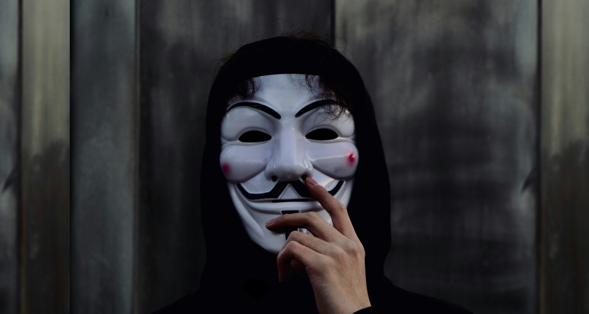 person-die-guy-fawkes-maske-tragt-M6V4rJNMlGI