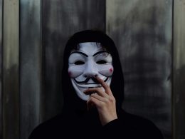 person-die-guy-fawkes-maske-tragt-M6V4rJNMlGI