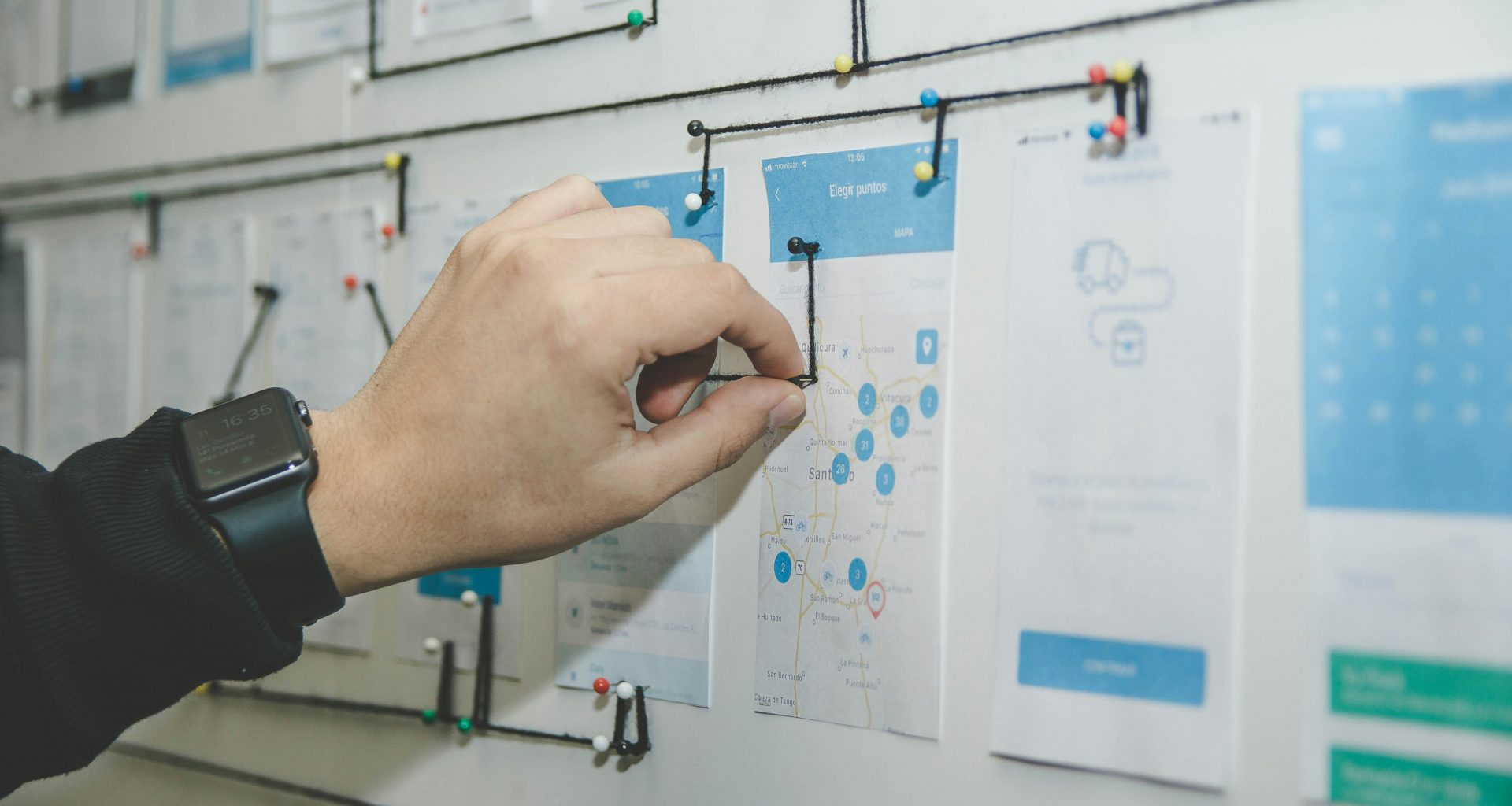 person-die-an-bord-an-blauem-und-weissem-papier-arbeitet-qWwpHwip31M