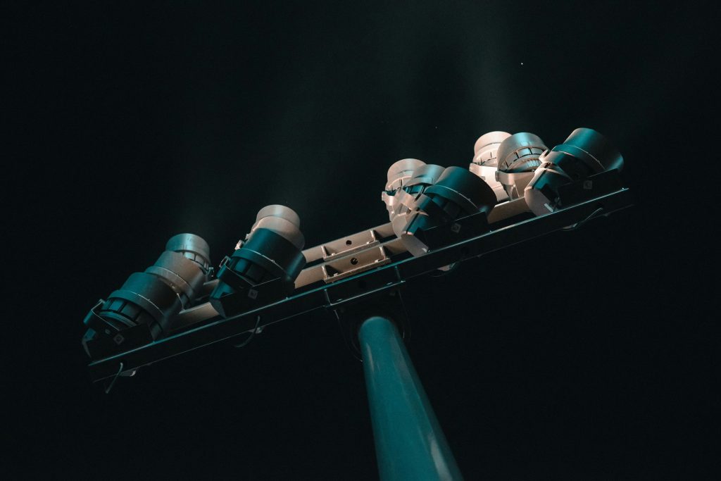 kunststoffkoffer-auf-schal-tNmKSwQnhkw