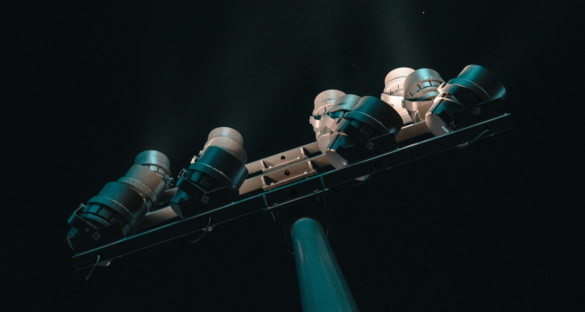 kunststoffkoffer-auf-schal-tNmKSwQnhkw