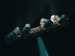 kunststoffkoffer-auf-schal-tNmKSwQnhkw