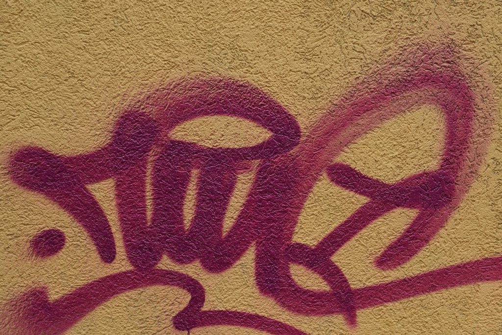 lila-und-weiss-love-print-textil-qXNB607Kuoo