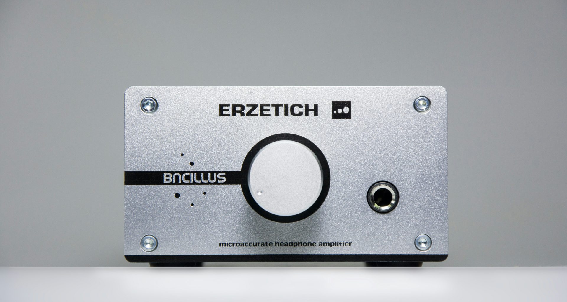 rechteckiges-graues-drahtloses-elektronisches-gerat-erzetich-J8e5IKXIEwY