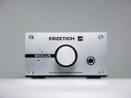 rechteckiges-graues-drahtloses-elektronisches-gerat-erzetich-J8e5IKXIEwY