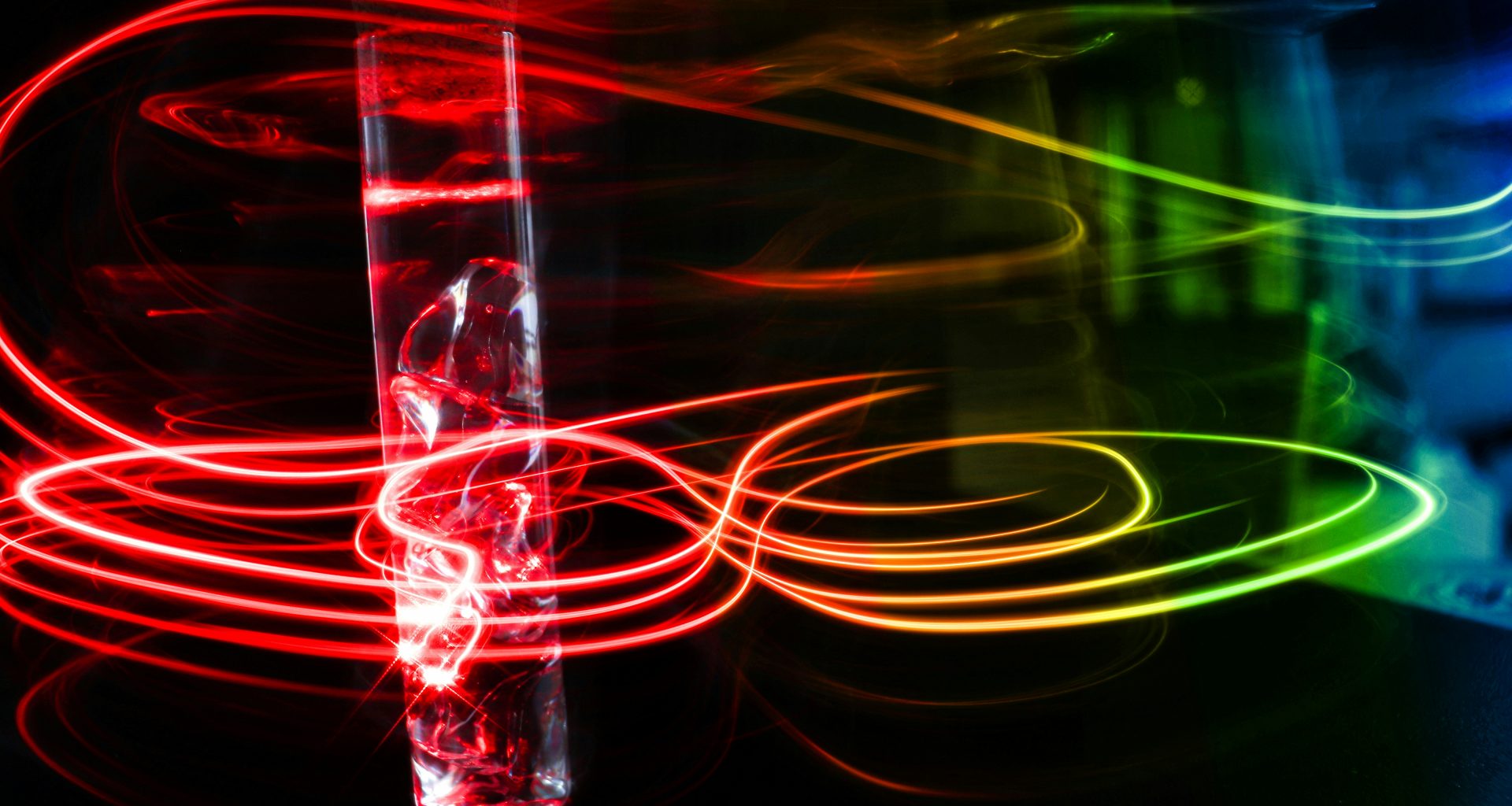 rote-und-grune-lichtstreifen-t6L-NlekP40