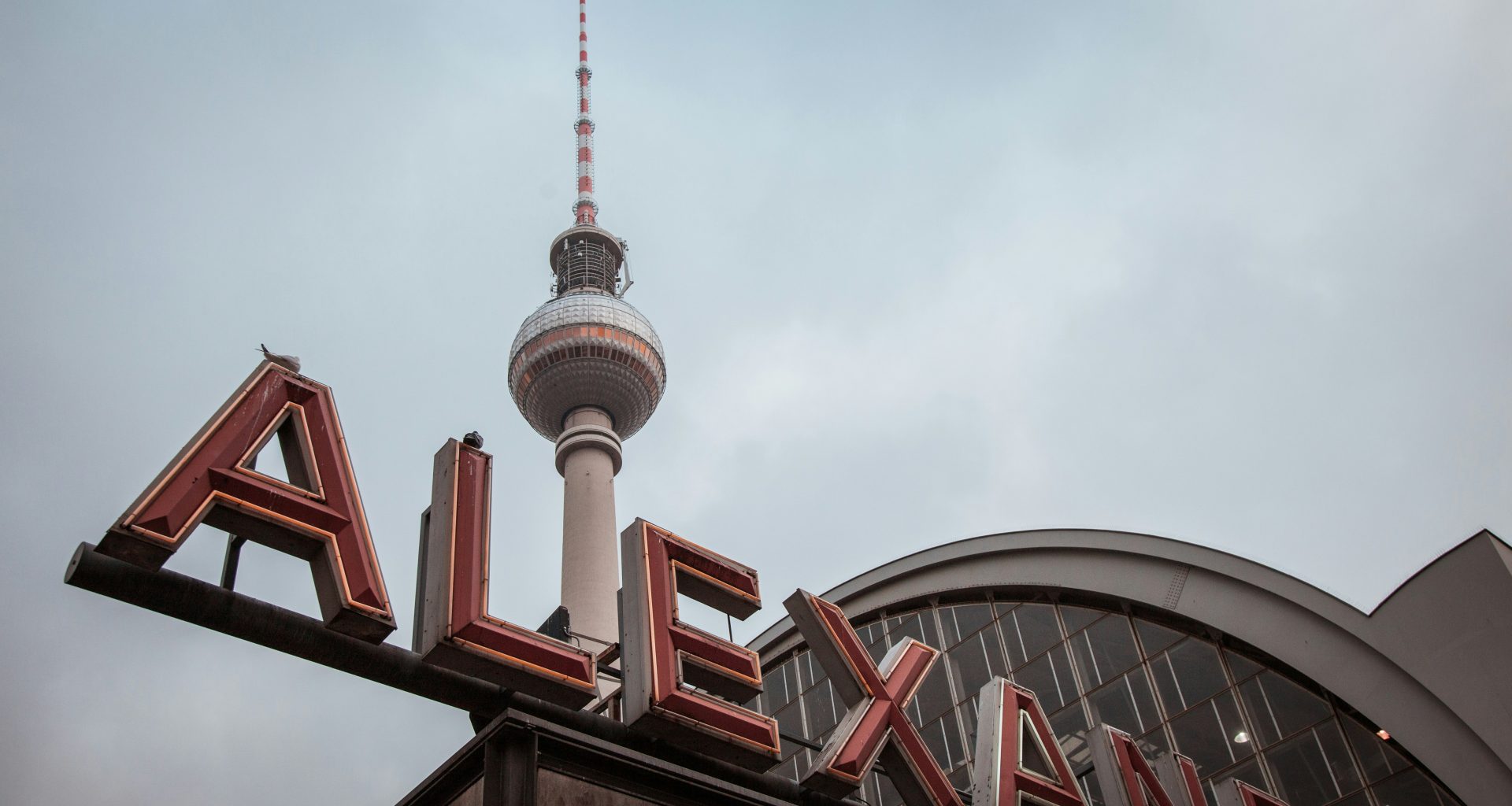 rot-weisser-turm-tagsuber-unter-weissem-himmel-qw-t-QDV4rk