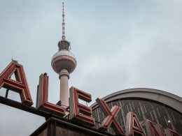 rot-weisser-turm-tagsuber-unter-weissem-himmel-qw-t-QDV4rk